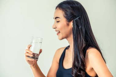 Kadın fitness salonunda spor giyim içme suyundaki. Sağlıklı yaşam tarzı ve nemlendirme kavramı.