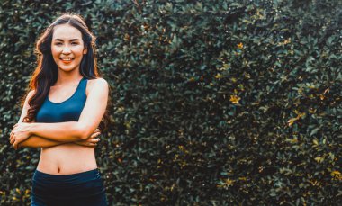 Genç kadının sabah egzersiz genel Park yapması spor. Sağlıklı yaşam konsepti.