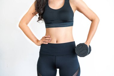 Sportif kadın egzersiz halter açık arka plan ile. Sağlıklı yaşam tarzı ve egzersiz.