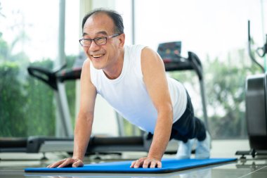 Komuta sizde fitness salonunda itin. Olgun sağlıklı yaşam tarzı.