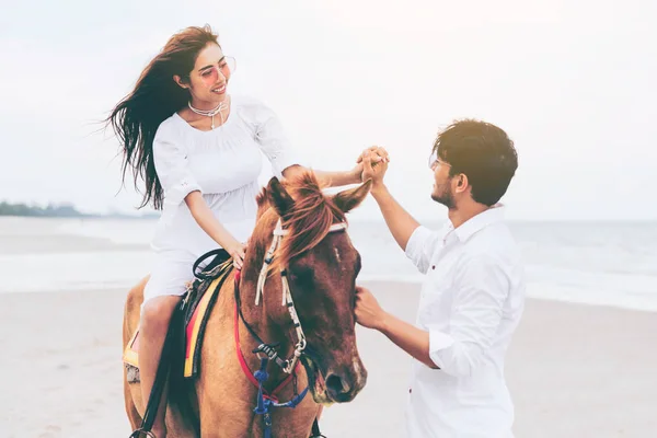 Jovem Casal Vai Lua Mel Cavalo Montando Praia Férias Verão — Fotografia de Stock