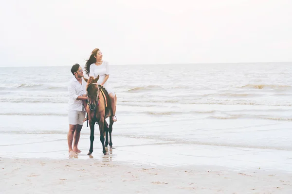 Junges Paar Reitet Den Flitterwochen Strand — Stockfoto