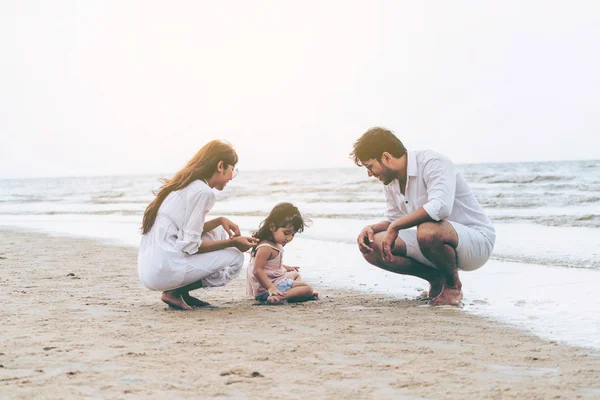Heureuse Famille Père Mère Enfants Vacances Sur Une Plage Sable — Photo