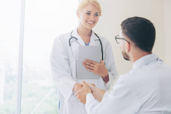 Врач в больнице пожимает руку другому врачу, показывая успех и командную работу профессионального медицинского персонала
.