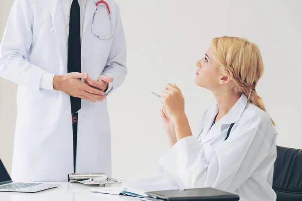 Una Joven Doctora Consultorio Del Hospital Conversando Con Otro Doctor — Foto de Stock