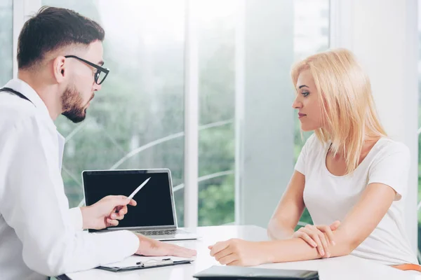 Male Doctor Talking Female Patient Hospital Office Healthcare Medical Service — Stock Photo, Image