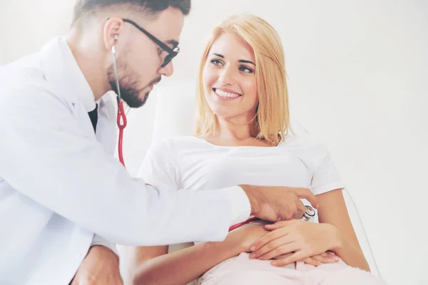 Médico Masculino Está Hablando Examinando Una Paciente Consultorio Del Hospital — Foto de Stock