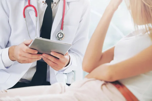 Médico Masculino Está Hablando Examinando Una Paciente Consultorio Del Hospital — Foto de Stock