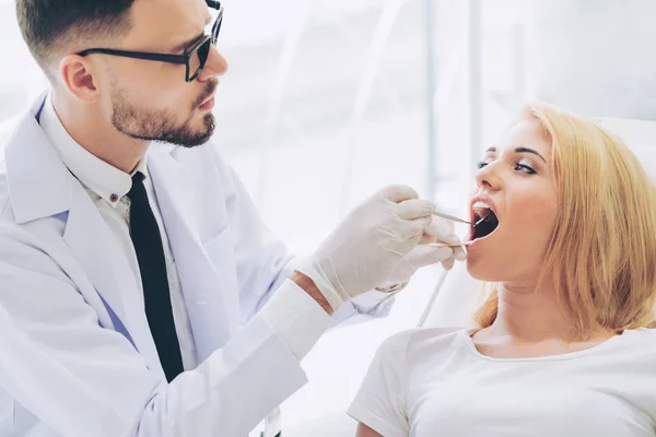 Joven Dentista Guapo Examinando Los Dientes Una Paciente Feliz Sentada — Foto de Stock