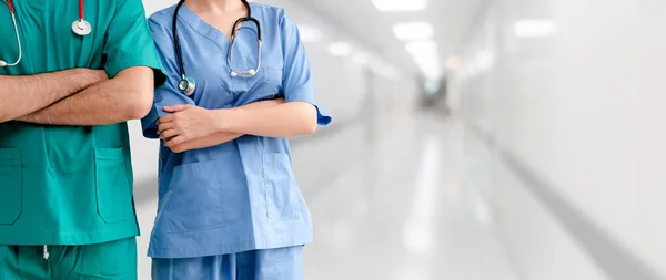 Twee Ziekenhuismedewerkers Chirurg Arts Verpleegkundige Met Gekruiste Armen Het Ziekenhuis — Stockfoto