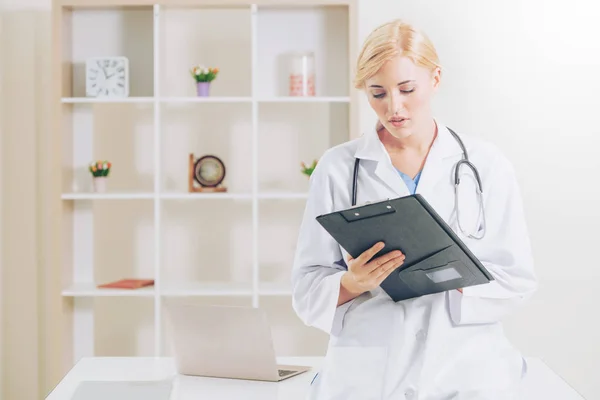 Doctora Joven Trabajando Consultorio Del Hospital Concepto Médico Sanitario — Foto de Stock