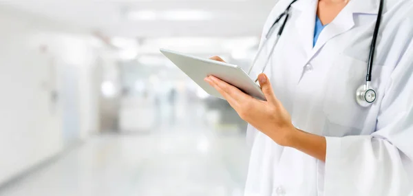 医生在医院用平板电脑 医疗及医护人员服务 — 图库照片