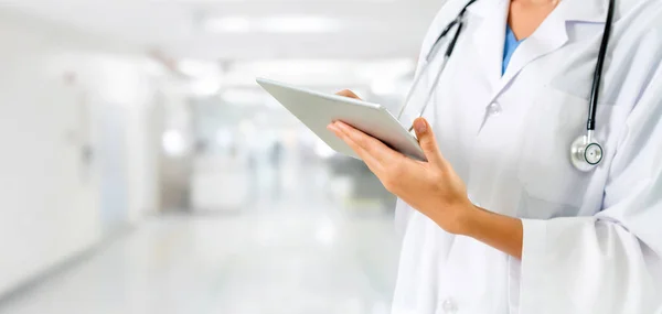 Médecin Utilisant Une Tablette Hôpital Soins Médicaux Service Personnel Médical — Photo