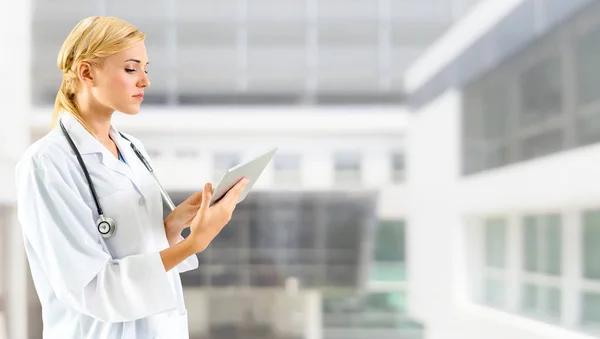 Arzt Mit Tablet Computer Krankenhaus Medizinische Versorgung Und Ärztliches Personal — Stockfoto
