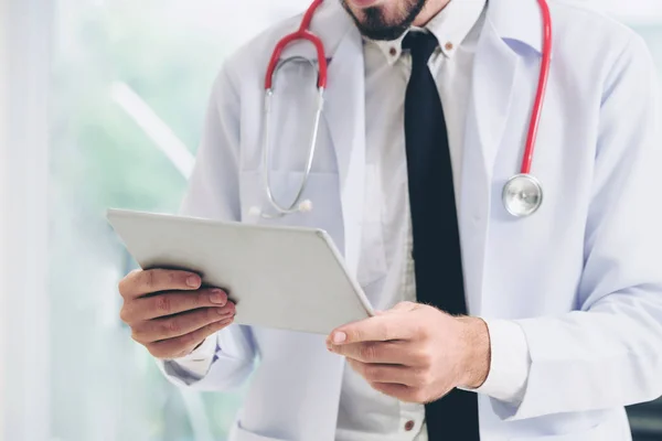 Doctor Trabajando Tableta Consultorio Del Hospital Concepto Médico Sanitario — Foto de Stock