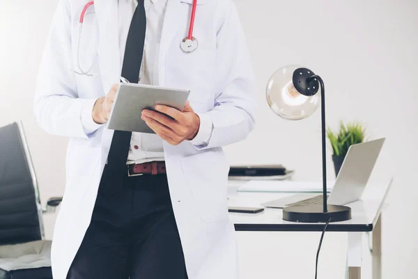 Doctor Trabajando Tableta Consultorio Del Hospital Concepto Médico Sanitario — Foto de Stock