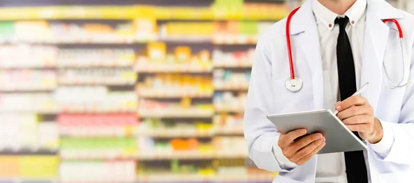 Gyógyszerész Gyógyszertárban Tabletta Számítógép Segítségével Orvosi Egészségügyi Gyógyszeripari Alkalmazottak Szolgáltatás — Stock Fotó