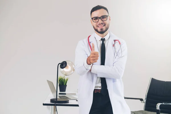 Médico Mostrando Los Pulgares Hacia Arriba Mientras Trabaja Mesa Oficina —  Fotos de Stock