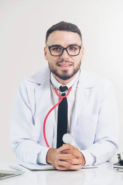 Ευτυχισμένος Αρσενικό Γιατρός Στο Γραφείο Στο Νοσοκομείο Που Εργάζεται Στον — Φωτογραφία Αρχείου