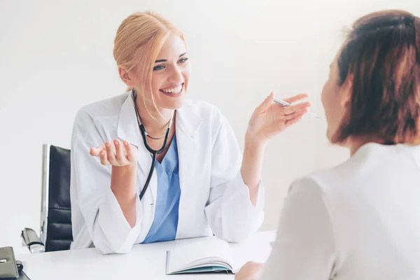 Kvinna Läkare Talar Och Undersöka Kvinnlig Patient Sjukhus Kontor Hälso — Stockfoto