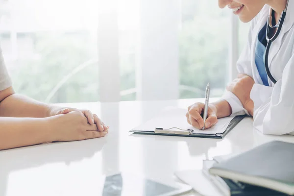 Femme Médecin Parle Patiente Tout Écrivant Sur Dossier Santé Patiente — Photo