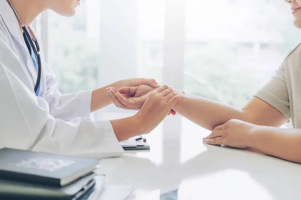 Femme Médecin Parle Patiente Dans Bureau Hôpital Tout Examinant Pouls — Photo