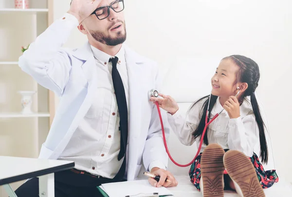 Little Kid Visit Doctor Hospital Office Kid Happy Afraid Doctor — Stock Photo, Image