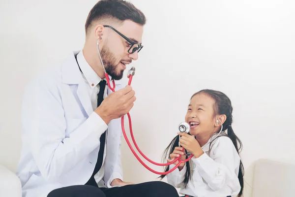 小さな子供は 病院事務所で医師を訪問します 子供が医者の恐れていないと幸せです 医療と子供のヘルスケアの概念 — ストック写真