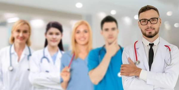 Gesundheitswesen Professioneller Arzt Der Krankenhausbüros Oder Kliniken Mit Anderen Ärzten — Stockfoto