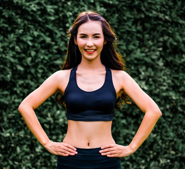 rakom-v-odezhde-v-obshestvennom-parke-russkaya-prosit-ee-viebat-porno-onlayn