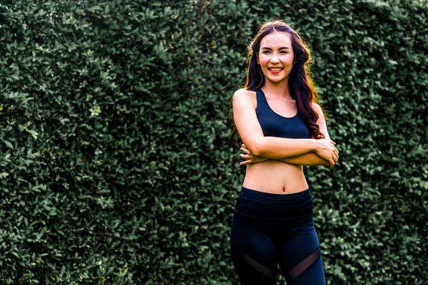 Genç kadının sabah egzersiz genel Park yapması spor. Sağlıklı yaşam konsepti.