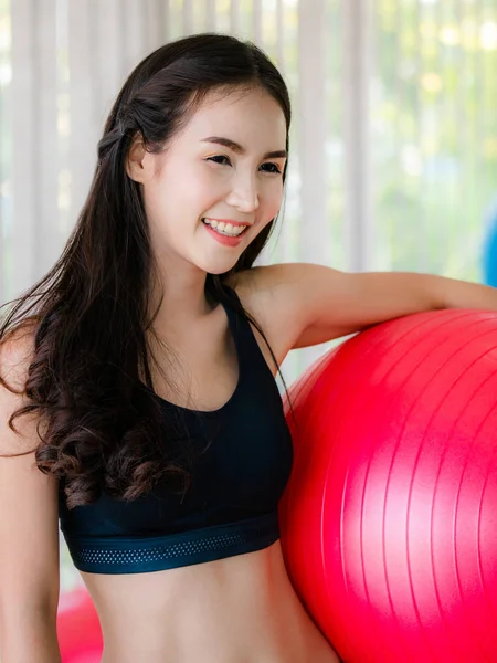 Mulher Bonita Centro Fitness Fazendo Exercícios Pilates Com Bola Fitness — Fotografia de Stock