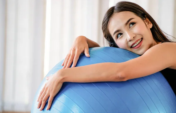 Hermosa Mujer Joven Gimnasio Haciendo Ejercicios Pilates Con Pelota Fitness —  Fotos de Stock