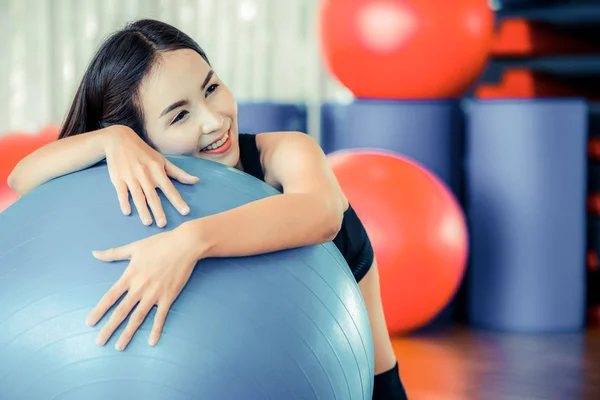 Hermosa Mujer Joven Gimnasio Haciendo Ejercicios Pilates Con Pelota Fitness —  Fotos de Stock