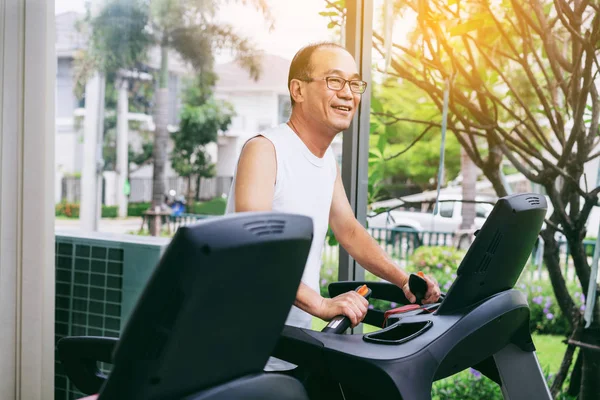 Senior Man Oefening Loopband Fitness Center Volwassen Gezonde Levensstijl — Stockfoto