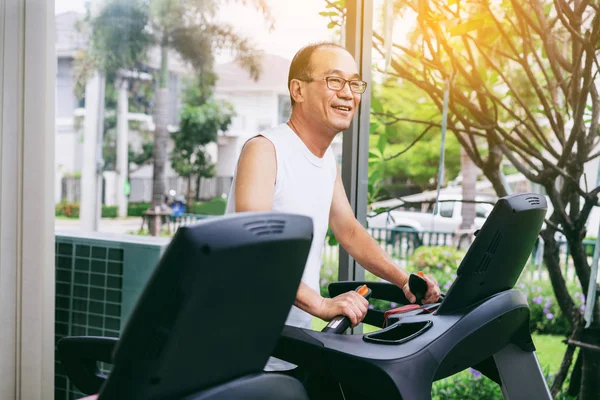 Esercizio Dell Uomo Anziano Sul Tapis Roulant Nel Centro Fitness — Foto Stock