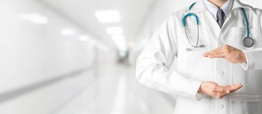 Hastanedeki erkek doktor metnin ve tasarımın için fotokopi alanı oluşturmak için avuç içini açıyor. Sağlık sektörü ve doktor hizmetleri.