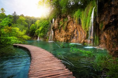 Güzel ahşap yol iz göller ve şelale peyzaj Plitvice Gölleri Milli Parkı, ile Unesco Dünya Mirası ve Hırvatistan'ın ünlü seyahat hedef trekking doğa için.
