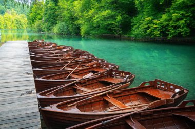 Tekne iskelesi ile turkuaz göl manzara Plitvice Gölleri Milli Parkı, otopark, Unesco miras, ünlü seyahat hedef Hırvatistan. Göller merkezi Hırvatistan (Hırvatistan uygun bulunur).