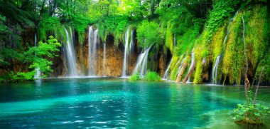 Egzotik şelale ve göl manzara, Plitvice Gölleri Milli Parkı, Unesco Dünya Mirası ve Hırvatistan'ın ünlü seyahat hedef. Göller merkezi Hırvatistan (Hırvatistan uygun bulunur).