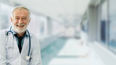 Hastanede çalışan üst düzey erkek doktor. Tıbbi doktor ve sağlık personeli hizmet.