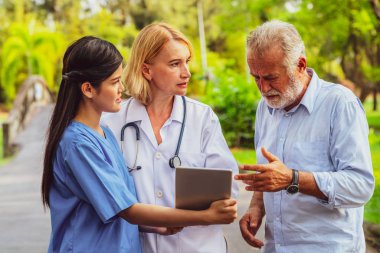 Doktor, hemşire veya parkta caregiver konuşan üst düzey adam. Olgun insanlar sağlık ve tıbbi personel hizmet anlayışı.