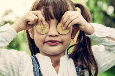 Bitcoin dijital para tutan küçük bir kız çocuk. Yatırım ve ticaret kolay bitcoin kavramı.