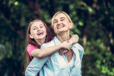 Rahat mutlu anne ve küçük çocuk kız açık havada genel Park. Ebeveyn ve çocuk kavramı.