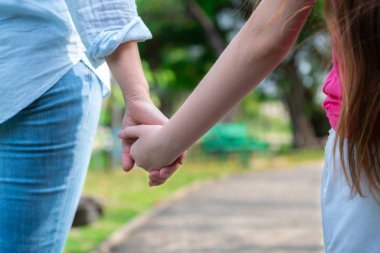 Rahat mutlu anne ve küçük çocuk kız açık havada genel Park. Ebeveyn ve çocuk kavramı.