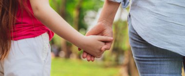 Rahat mutlu anne ve küçük çocuk kız açık havada genel Park. Ebeveyn ve çocuk kavramı.