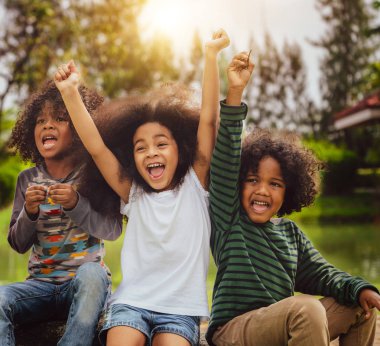 Okul Bahçesi oynayan mutlu Afro-Amerikan erkek ve kız çocuk grubu. Çocuklar dostluk ve eğitim kavramı.