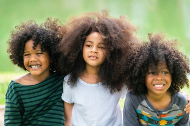 Okul Bahçesi oynayan mutlu Afro-Amerikan erkek ve kız çocuk grubu. Çocuklar dostluk ve eğitim kavramı.