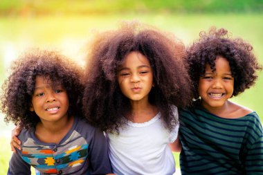 Okul Bahçesi oynayan mutlu Afro-Amerikan erkek ve kız çocuk grubu. Çocuklar dostluk ve eğitim kavramı.