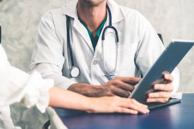 Genç doktor hastane ofisinde muayene kadın hasta. Tıbbi doktor ve sağlık personeli hizmet anlayışı.